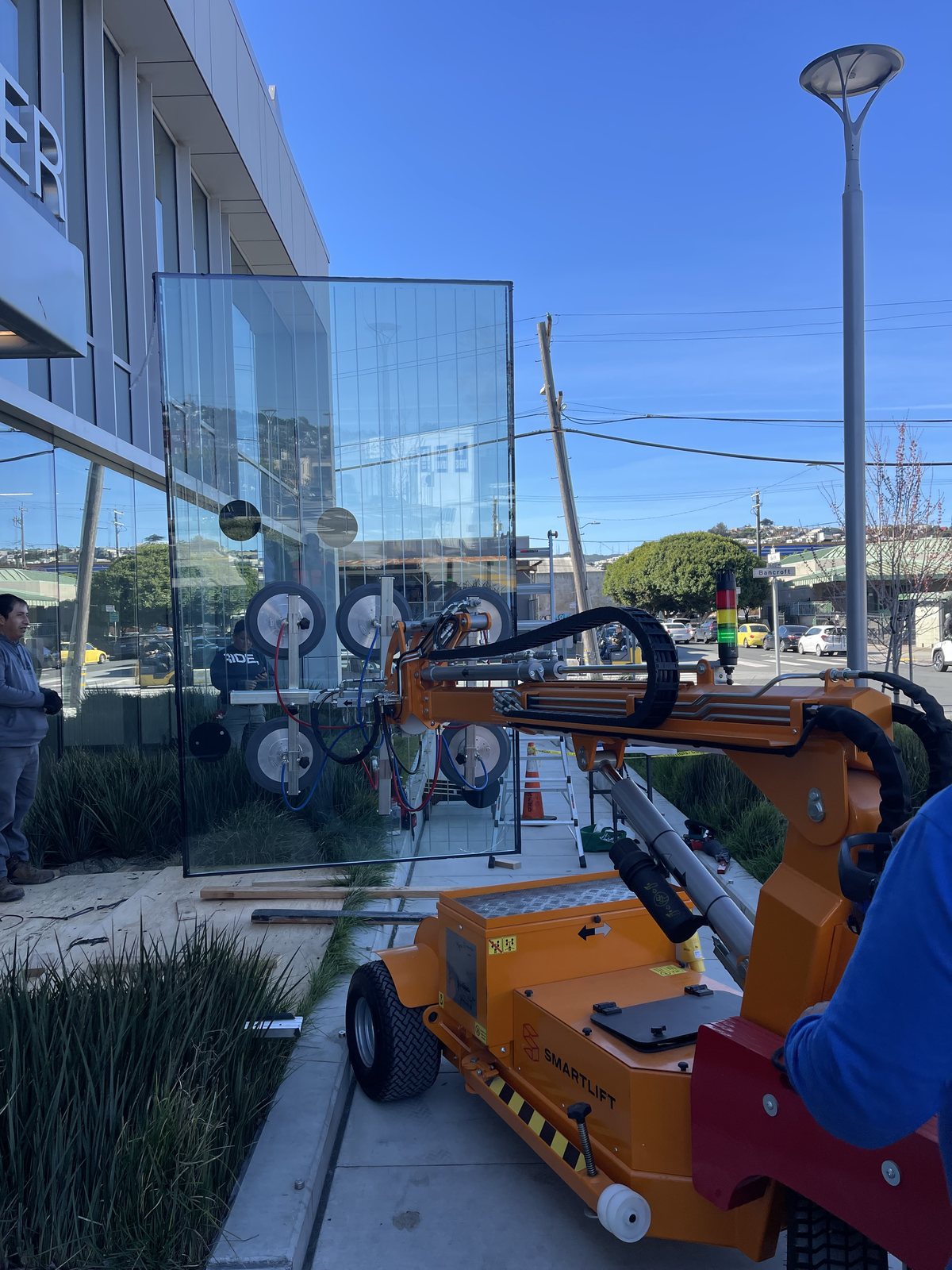 SmartLift vacuum-lift glass handling in San Francisco